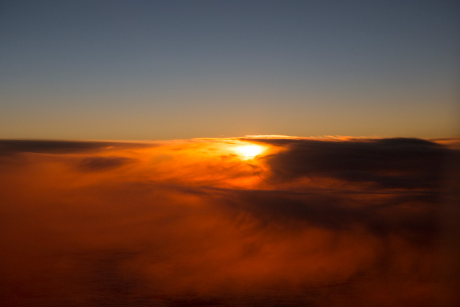 Восход Солнце под облаками