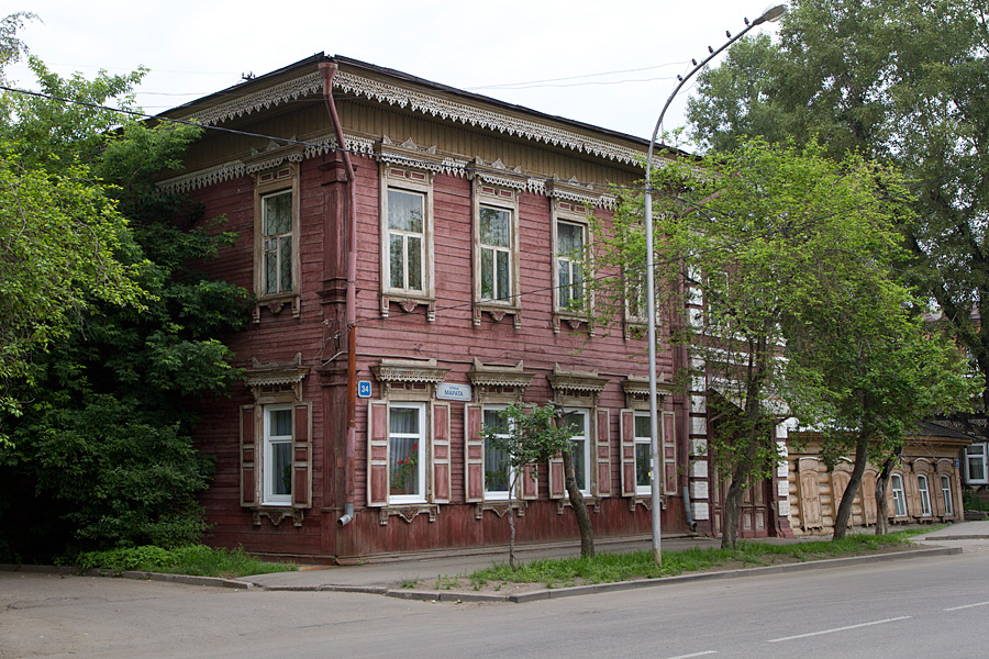 Виды Иркутска. Старый деревянный дом в Иркутске, ул. Марата (Луговая)