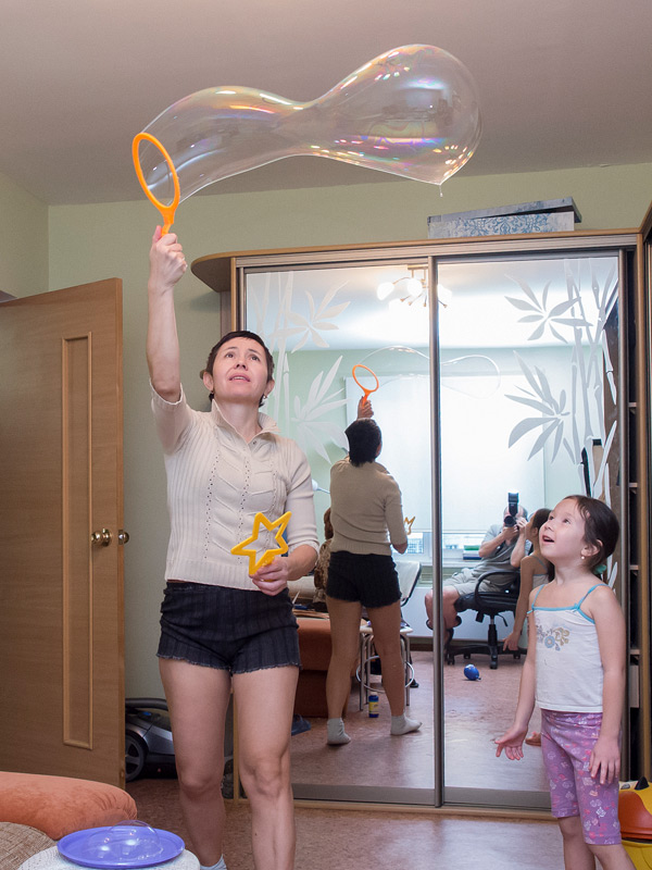 Наташа с Алиной надувают мыльные пузыри