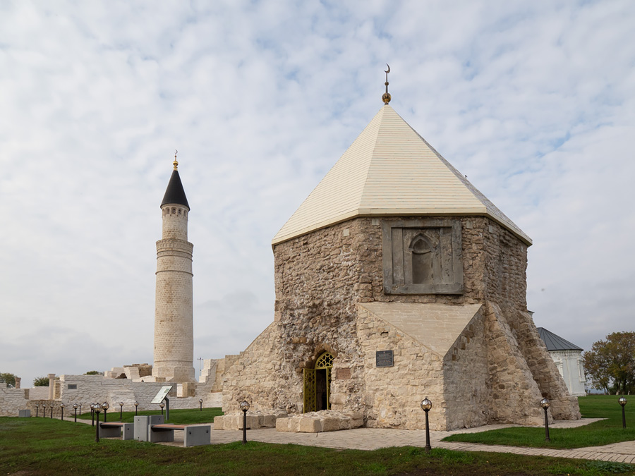 Восточный мавзолей и большой минарет в Болгаре