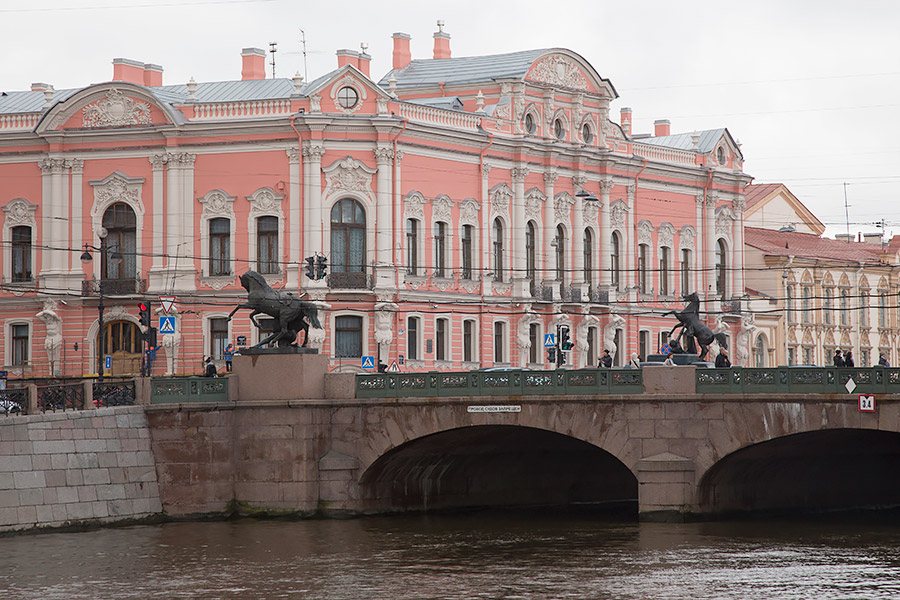 Санкт-Петербург. Аничков мост и дворец Белосельских-Белозерских.