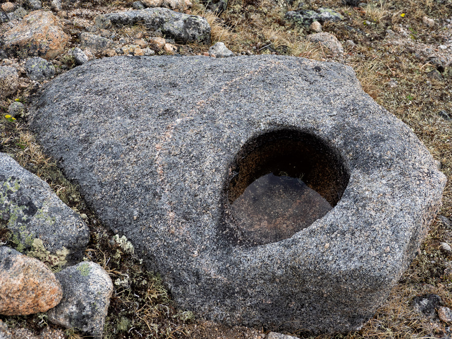 Камень с миниозером