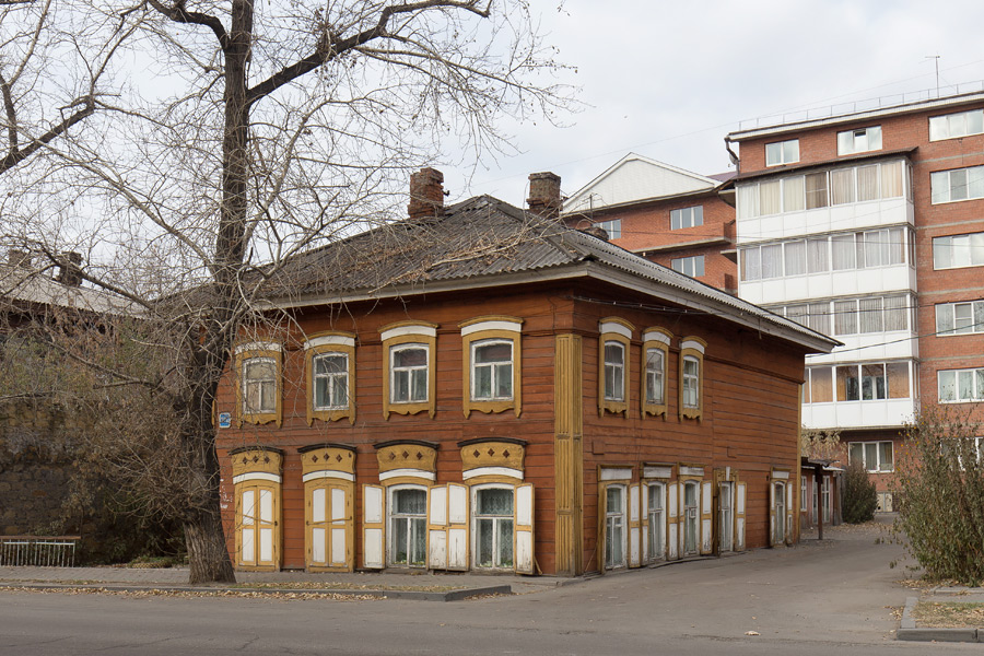 Старый деревянный дом в Иркутске, ул. Желябова (Большая Трапезниковская) 21а