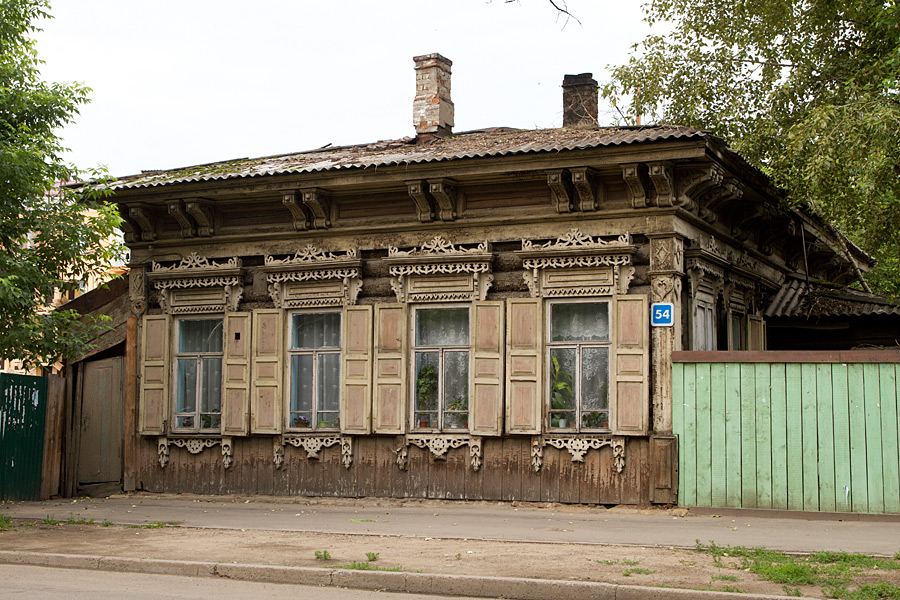 Старый деревянный дом в Иркутске, ул. Марата (Луговая)