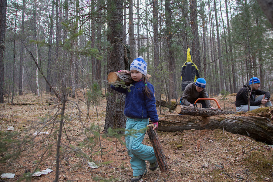 Заготовка дров для лагеря