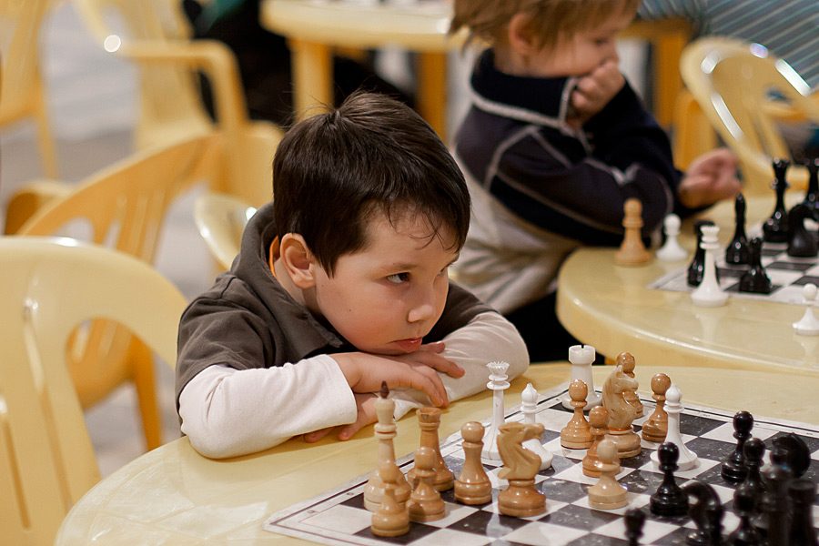 Данил Белялов играет в шахматы