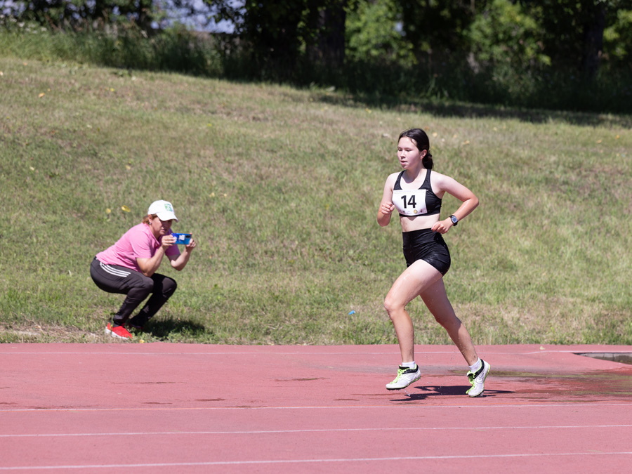 Алина бежит 2000 м с препятствиями под контролем тренера Елены Анатольевны Задорожной