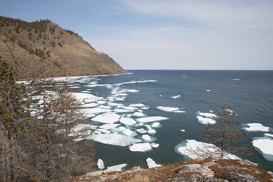 Озеро Байкал в начале мая