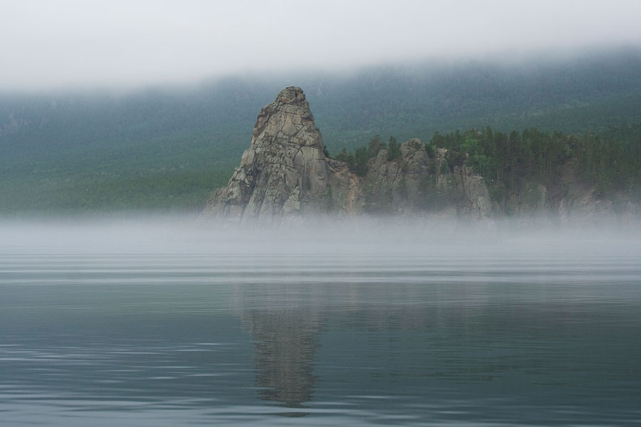 Мыс Малая колокольня в тумане (озеро Байкал)
