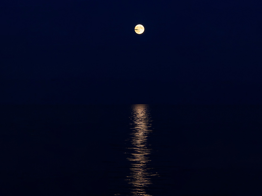 Луна ночью на Байкале