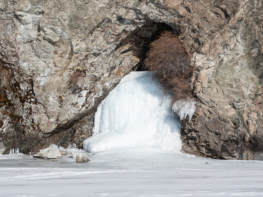 Ледяной водопад на озере Байкал