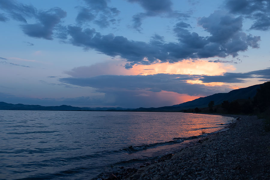 Закат в мае на берегу озера Байкал