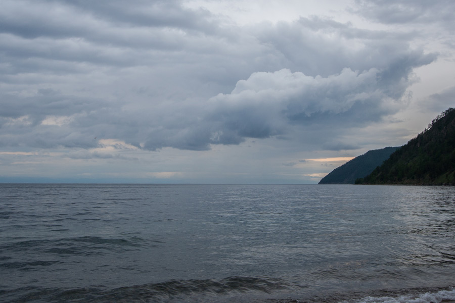 Озеро Байкал в пасмурную погоду