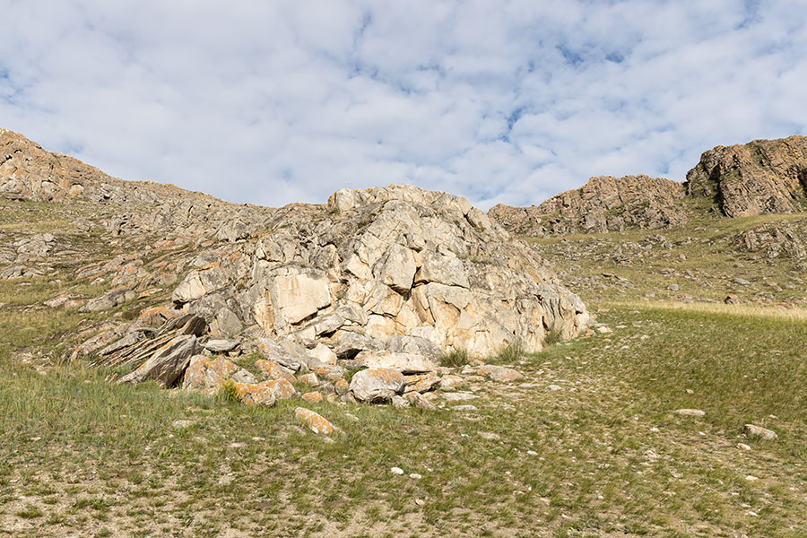 Гора Сахюрта с петроглифами