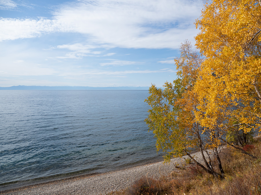 Осень на Байкале. Вид на Хамар-Дабан.