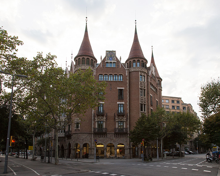 Дом со шпилями, Casa Terrades  в Барселоне