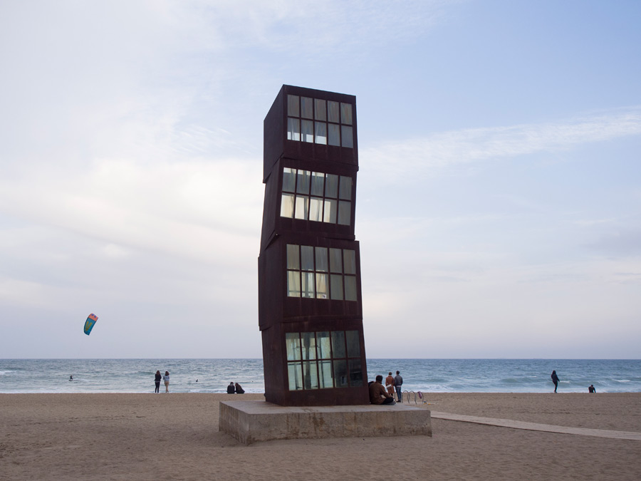 Композиция из кубиков на пляже Барселонета