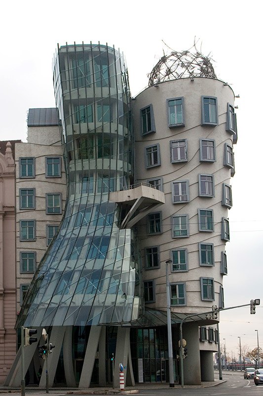 Прага. Танцующий дом (архитекторы Владо Милунич, Фрэнк Гери. 1996)