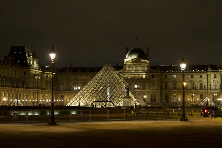 Музей Лувра ночью