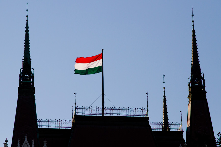 Флаг на здании парламента Венгии
