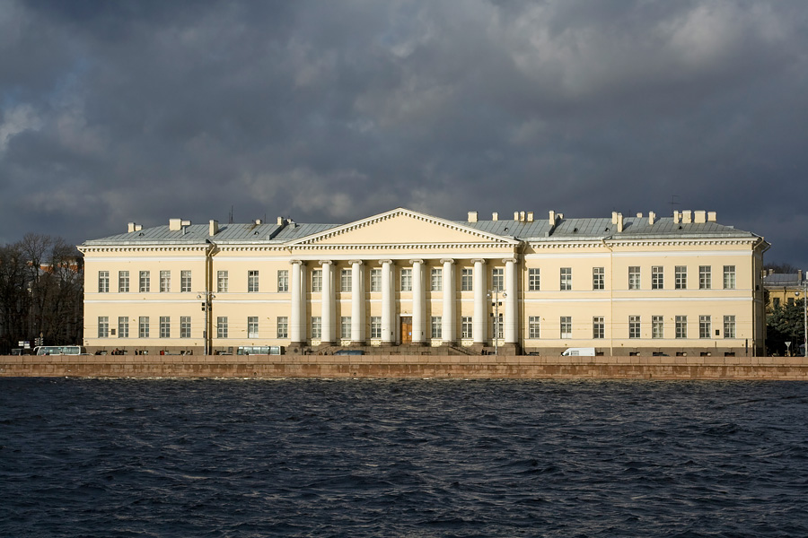 Здание академии наук (архитектор Д.Кваренги, 1783–1789).