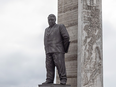 Памятник первому начальнику Братской ГЭС Ивану Ивановичу Наймушину