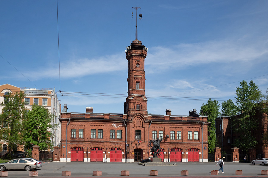 Здание пожарной части на Васильеостровском