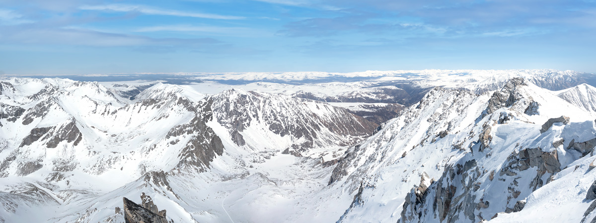 Вид на гору Динамо с вершины Мунку-Сардык