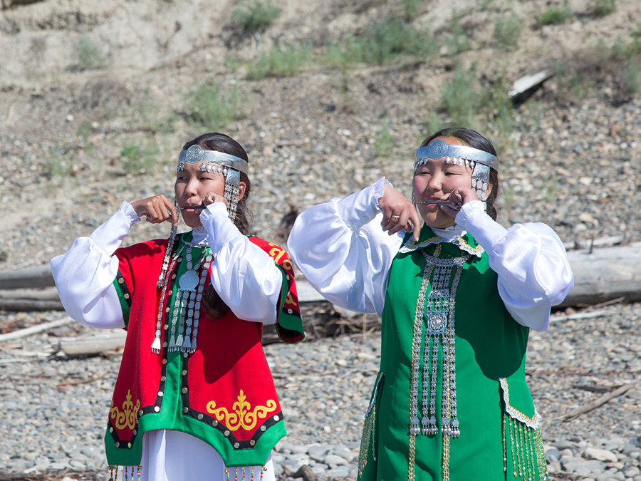 Якутские девушки играют на хамусе